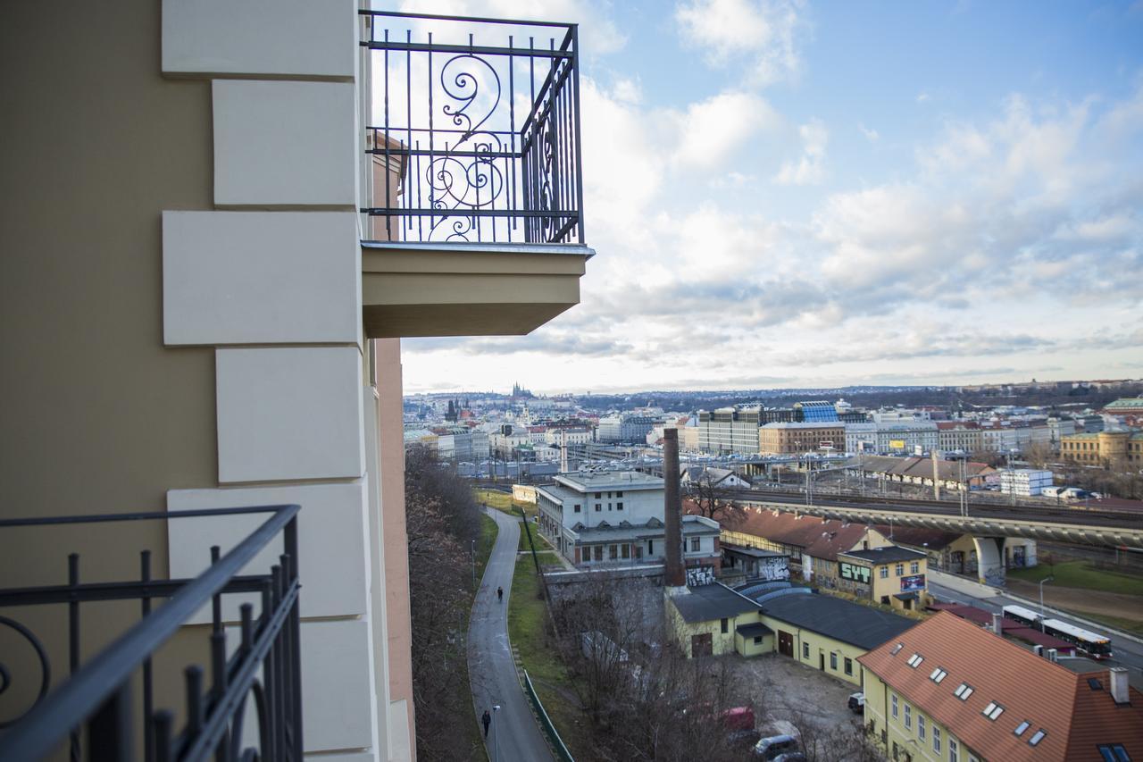 Gregory House, Prague
